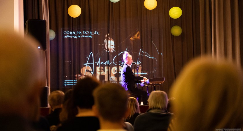 Adam Snopek zrobi show w Hutniku/Fot. FB Adam Snopek Show Przy Fortepianie
