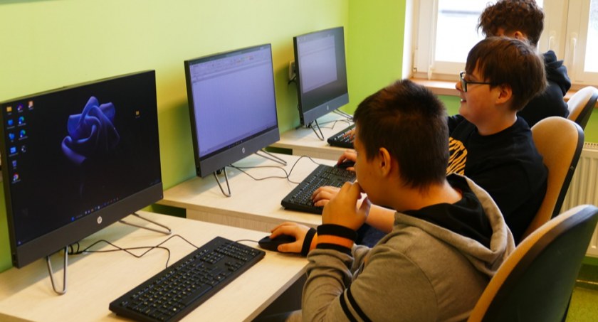 Nowoczesny sprzęt komputerowy umożliwi uczniom efektywną naukę/Zdjęcie: Powiat Wyszkowski 