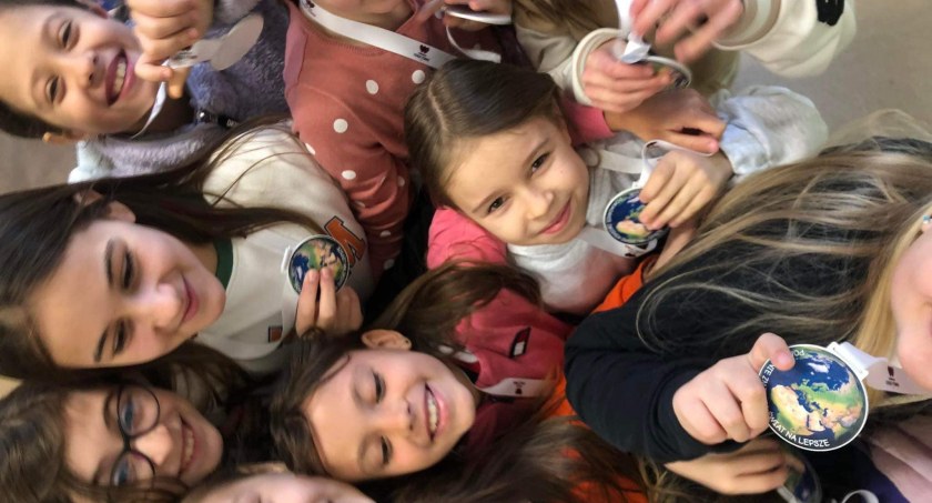 Trzecioklasiści z medalami od fundacji za wybiegane kilometry/Zdjęcie: Facebook SP nr4 w Wyszkowie