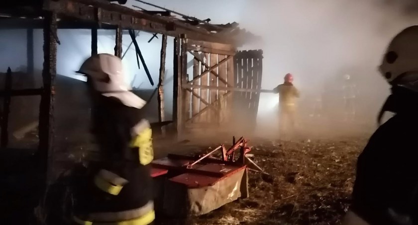 W stodole był duży skład siana/zdjęcie: OSP Białebłoto