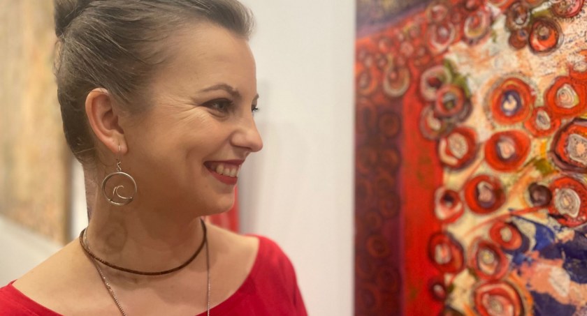 Svitlana Stankevych na tle prac swojego autorstwa/zdjęcie: Agnieszka Jaros, wyszkowiak24.pl