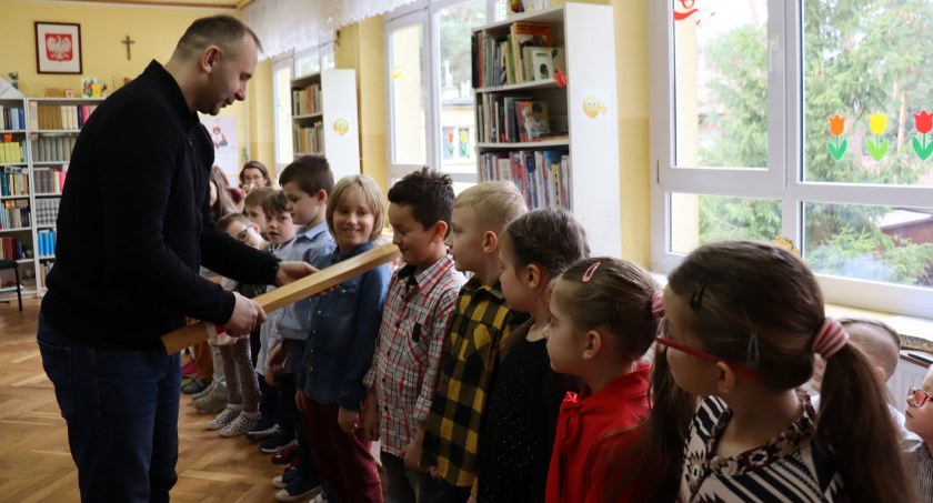 Uczniowe SP3 oficjalnie dołączyli do grona czytelników biblioteki szkolnej./Zdjęcie: SP3