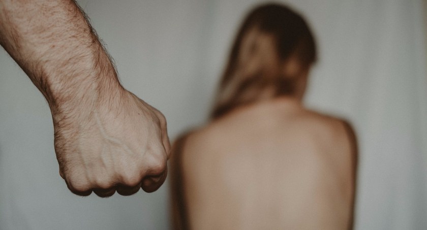 Stosował przemoc psychiczną i fizyczną./Zdjęcie: pexels.com