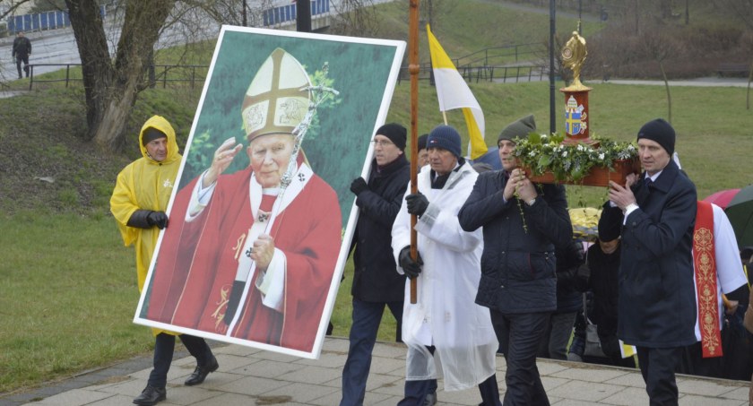 Grupa mieszkańców wzięła udział w marszu oddającym hołd Janowi Pawłowi II./Zdjęcia: wdi24.pl