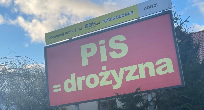 Baner przy rondzie niedaleko McDonalda