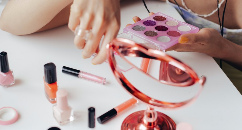 Wycofano produkty do makijażu dla dziewczynek/zdjęcie: pexels.com