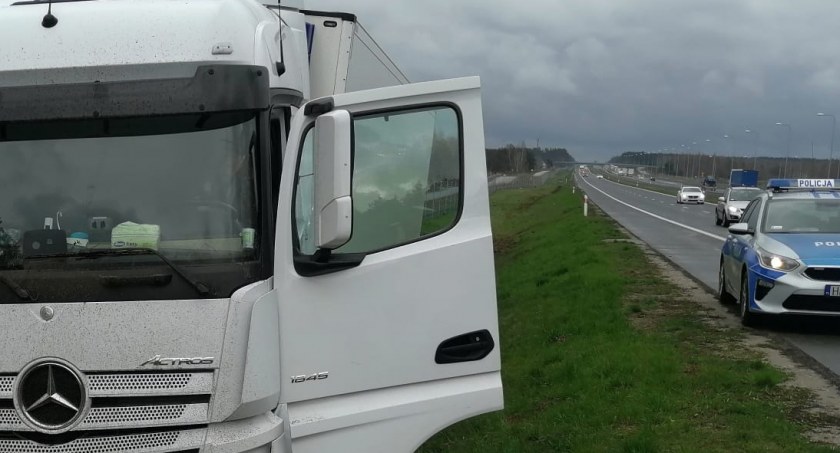 Na miejscu pracują policjanci ruchu drogowego/zdjęcie:KPP Wyszków