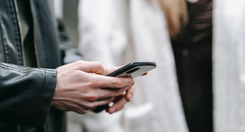 Wiadomość zaczyna się od MMS-a, wedle którego adresat ma włączony serwis zdjęć erotycznych/zdjęcie: pexels.com
