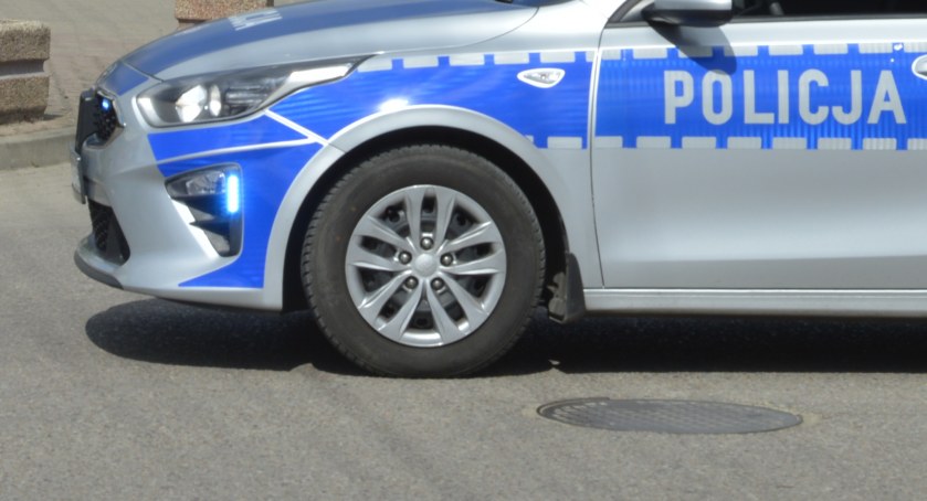 Policjanci wspólnie z zatrzymanym pojechali na targowisko, aby przeszukać pawilon handlowy/zdjęcie: AJ wdi24.pl