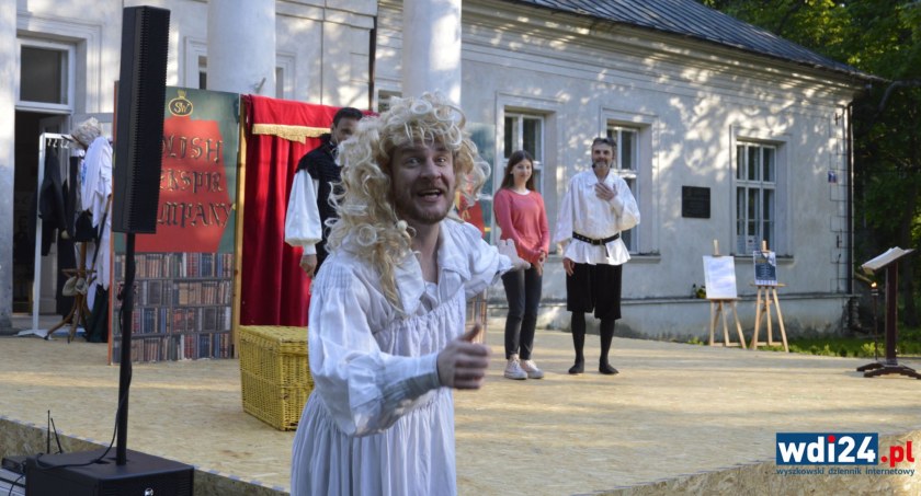 Teatr Scena Współczesna zagrał w Dębinkach/zdjęcie: wdi24.pl