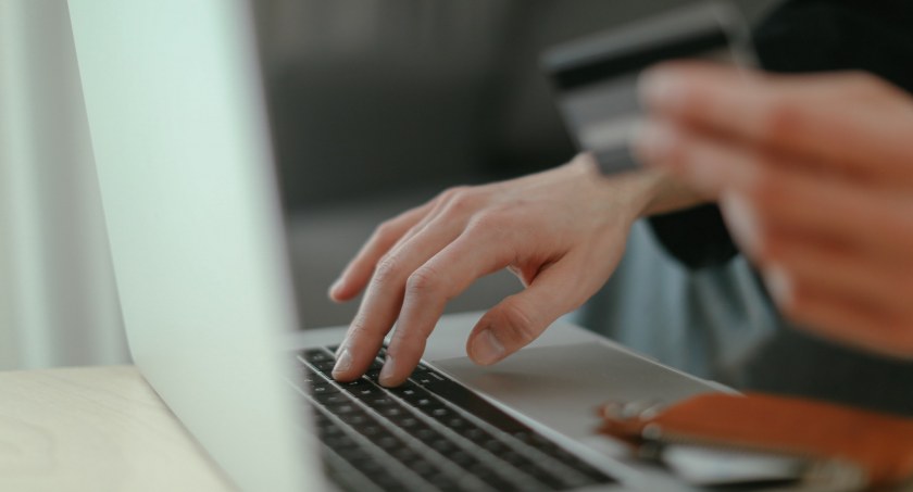 Podczas robienia zakupów przez internet należy przestrzegać kilku ważnych zasad/zdjęcie: pexels.com