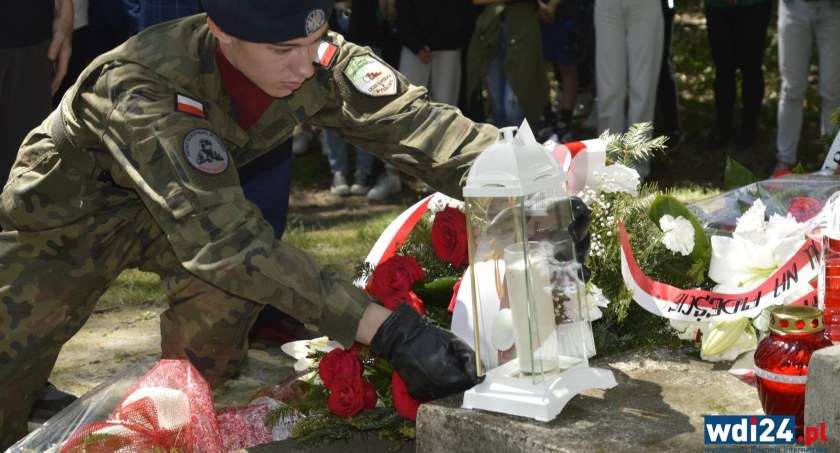 Dziś na tablicy widnieje: „Miejsce uświęcone śmiercią dwustu-pięćdziesięciu Polaków zamordowanych bestialsko przez hitlerowców”/zdjęcie:wdi24.pl