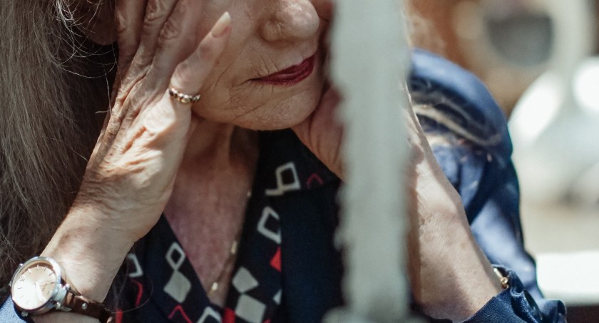 Ofiarami oszustwa głównie padają ludzie starsi/zdjęcie: pexels.com