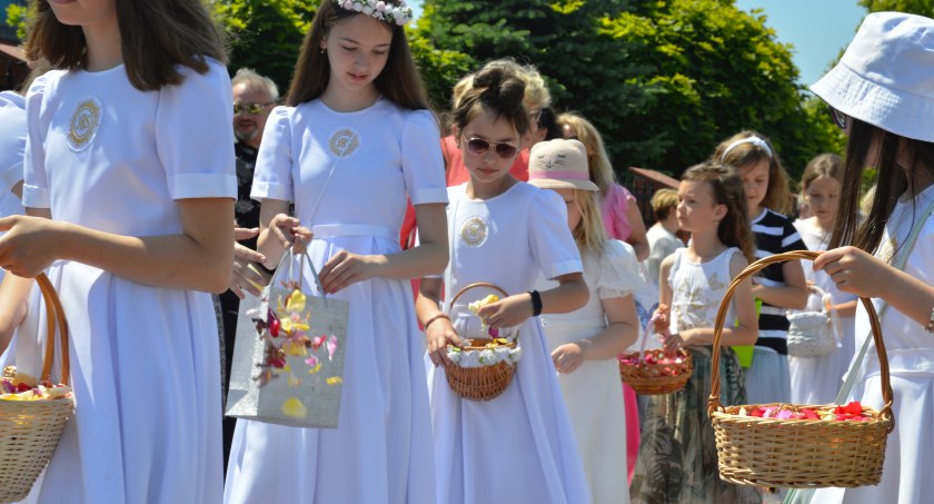 Obchody Bożego Ciała rozpoczynają się procesjami eucharystycznymi, które wędrują ulicami miast i wsi/zdjęcia: wdi24.pl