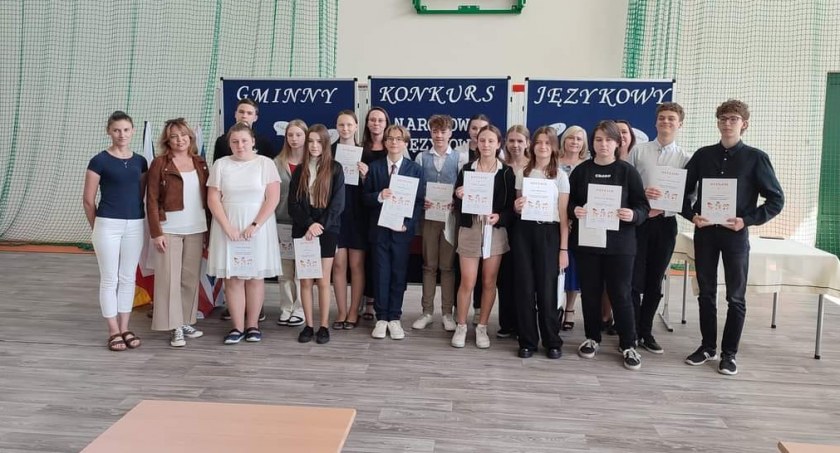 Uczestnicy rozwiązywali test, który zawierał zadania z języka polskiego, angielskiego i niemieckiego/zdjęcia: Fb Szkoła Podstawowa w Leszczydole Starym