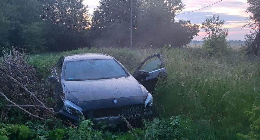 W trakcie ucieczki przed policją stracił panowanie nad samochodem i uderzył w karpę/zdjęcie: KPP Wyszków