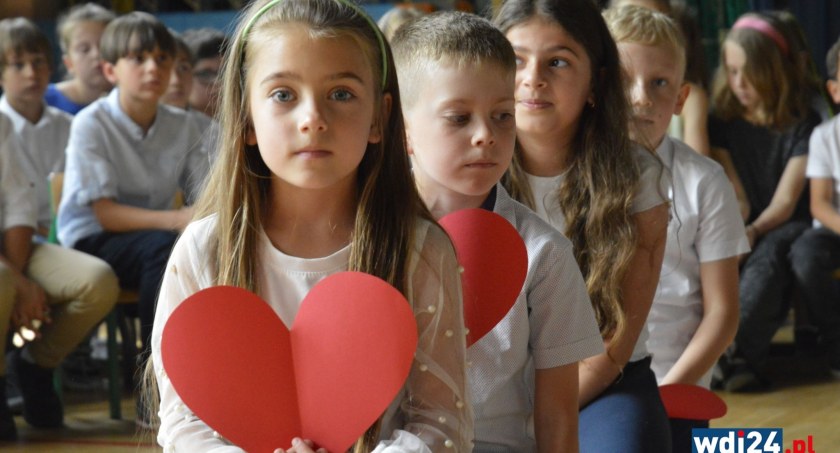 Wszystkie dzieci z klas 0-3 przygotowały występy, które dostarczyły rodzicom mnóstwo emocji/zdjęcie: wdi24.pl