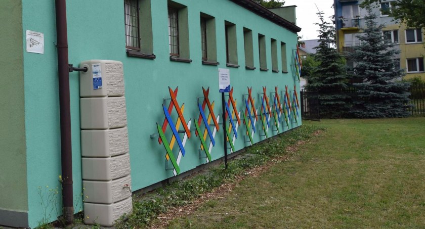 11 placówek oświatowych wyposażono w przyścienne zbiorniki na wodę deszczową.