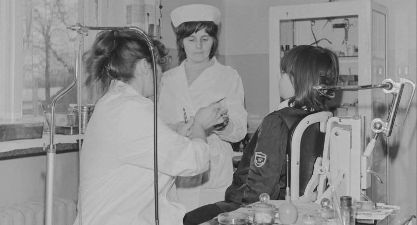 Leczenie uzębienia dziewczynki - z lewej stomatolog Stanisława Sarnacka, pośrodku asystentka stomatologiczna Stanisława Regaj. Fot. Grażyna Rutowska (NAC)
