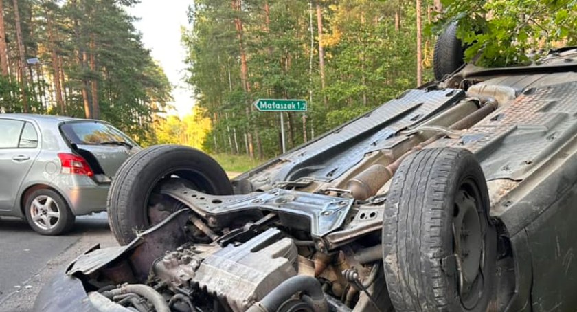 W wyniku uderzenia volkswagen dachował/zdjęcie: KPP w Wyszkowie 