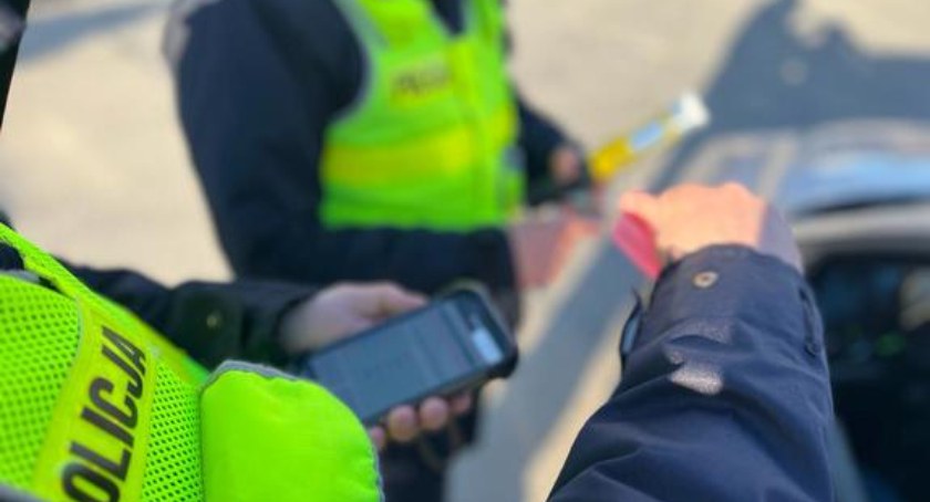 Policjanci grupy SPEED kontrolowali prędkość kierowców na drodze wojewódzkiej nr 618 w Łosinnie/zdjęcie: KPP w Wyszkowie