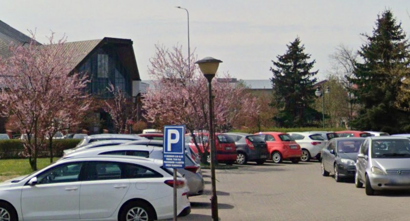 Wyszkowska Inicjatywa Społeczna apeluje o udostępnienie parkingu Urzędu Skarbowego w Wyszkowie/zdjęcie: screen Google Street View