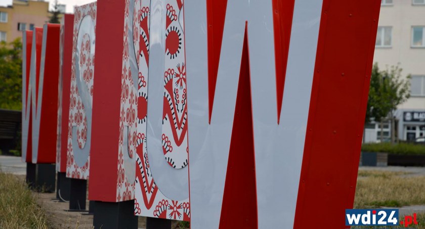 Wyszkowski napis nawiązuje do kultury kurpiowskiej/zdjęcie:wdi24.pl