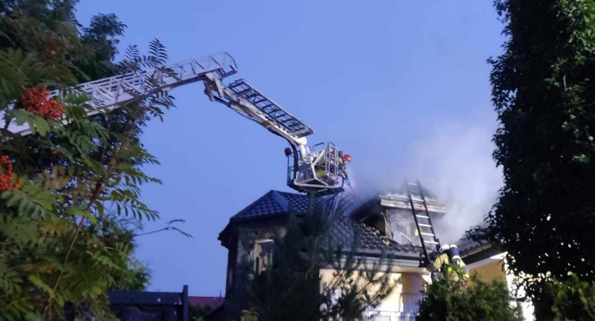 Informacja o pożarze domu wpłynęła o godzinie 2:38/zdjęcie: KPPSP w Wyszkowie