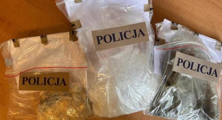 W mieszkaniu wyszkowianina policjanci zabezpieczyli m.in. marihuanę, amfetaminę, a także inne środki odurzające./zdjęcie: KPP w Wyszkowie