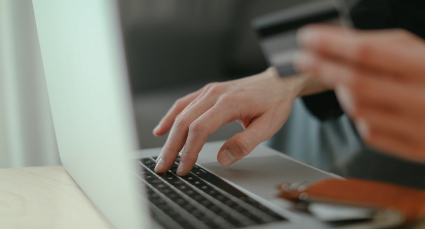 W miniony weekend wyszkowscy policjanci otrzymali kolejne zgłoszenie o oszustwie podczas internetowych zakupów./zdjęcie: pexels.com