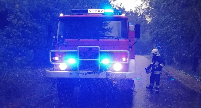 Miejscach wiatr był na tyle silny, że powalił kilka drzew/zdjęcie: Fb OSP Białebłoto
