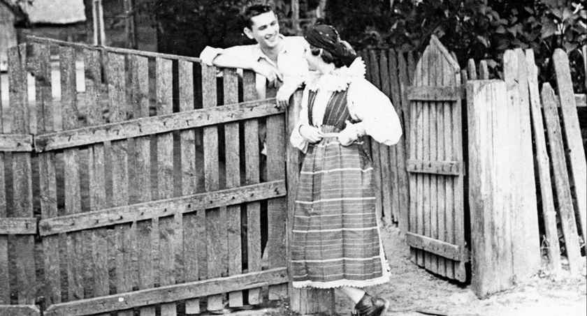 Młoda dziewczyna w odświętnym stroju kurpiowskim w towarzystwie kawalera. Fot. Marian Pokropek