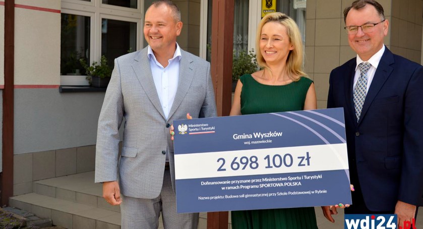 Dyrektor SP w Rybnie odebrała z rąk ministra symboliczny czek na dofinansowanie budowy sali gimnastycznej/zdjęcie: wdi24.pl