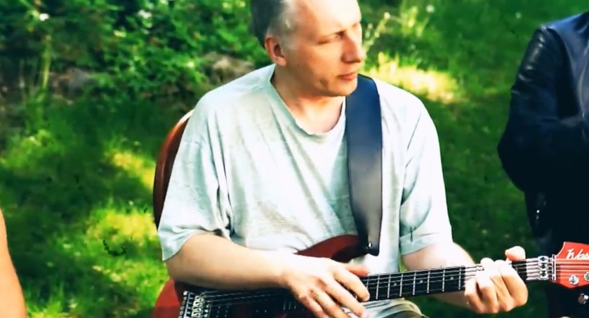 Plenerowy koncert Kuby Sienkiewicza odbędzie się na dniach Rybienka Leśnego i Okolic/zdjęcie: screen youtube.com/Elektryczne Gitary 