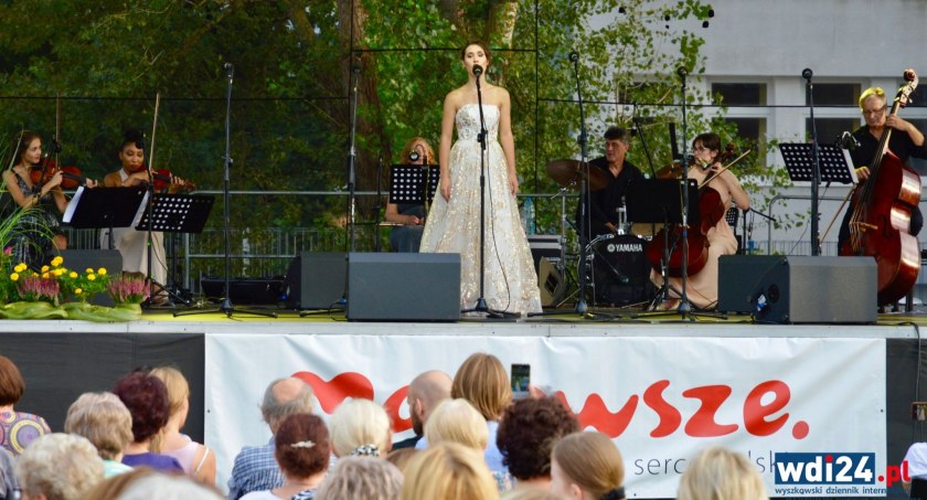 26 sierpnia o godzinie 18.00 rozpoczął się koncert „Najpiękniejsze arie, duety i piosenki świata”. /zdjęcie: wdi24.pl