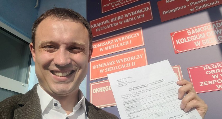 Lider listy Krzysztof Mulawa przed siedzibą PKW w Siedlcach