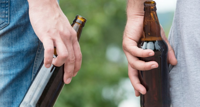 Kobieta w wieku 59 lat i jej 35 i 37-letni koledzy naruszyli zakaz spożywania alkoholu w miejscu publicznym. / Zdjęcie: Freepik.com