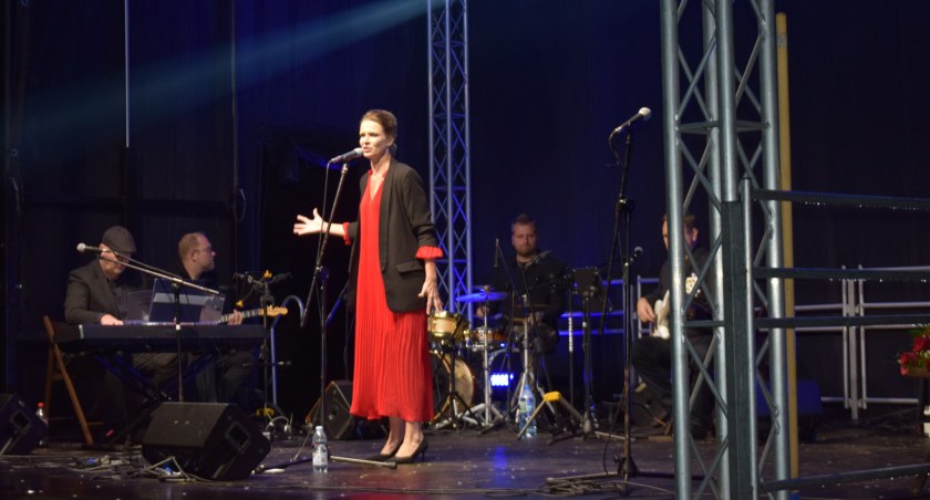 Klimatyczny recital z piosenkami Jonasza Kofty odbył się w Muzeum w Dębinkach. / zdjęcie: Muzeum Cypriana Norwida w Dębinkach