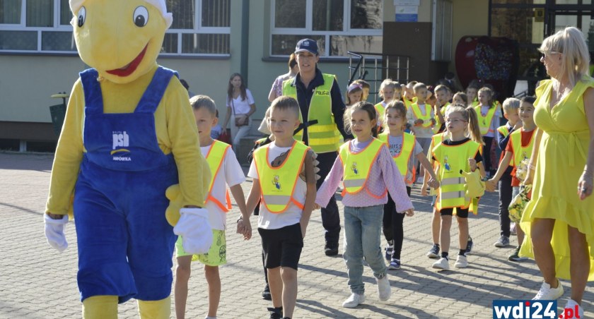 Stałym elementem akcji „Bezpieczna droga do szkoły” są spotkania policjantów z dziećmi poświęcone bezpieczeństwu w drodze do i ze szkoły. / Zdjęcie: wdi24.pl 