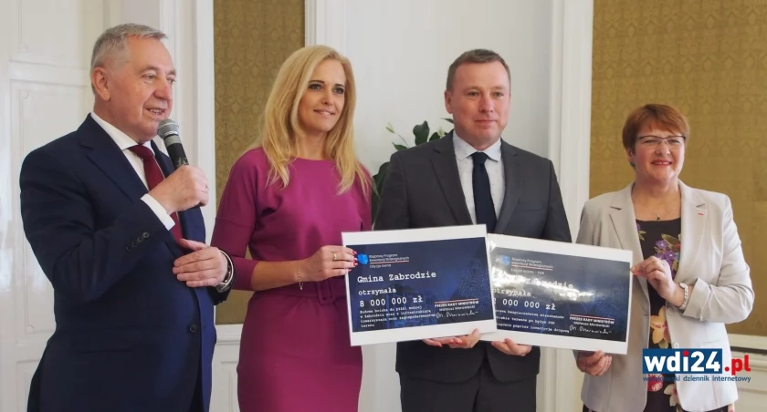 Minister Henryk Kowalczyk wręczał promesy samorządom w Domu Polonii w Pułtusku. / Zdjęcia: wdi24.pl