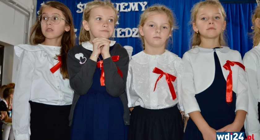 Pierwszoklasiści oficjalnie stali się uczniami swojej szkoły. / Zdjęcie: wdi24.pl