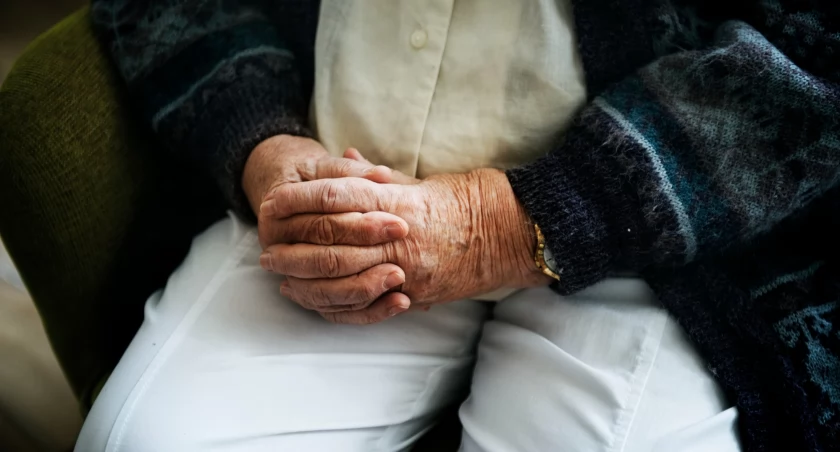 82-latek tłumaczył, że nie zgłaszał wcześniej interwencji oraz nie szukał pomocy, ponieważ bał się złości syna. / Zdjęcie: freepik.com