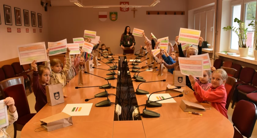 Odwiedzając urząd dzieci mogły poczuć się jak na prawdziwej „sesji”. / Zdjęcie: Powiat Wyszkowski 