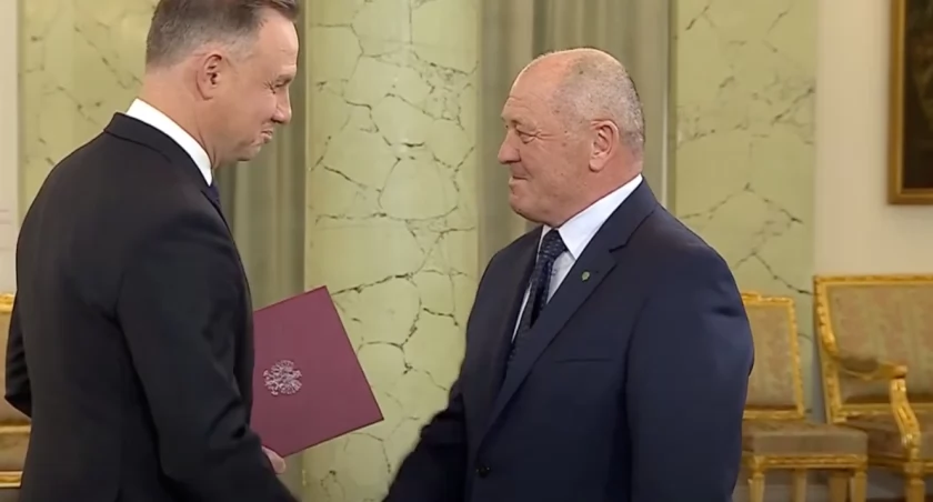 Marek Sawicki odebrał z rąk prezydenta Andrzeja Dudy akt powołania na marszałka seniora. / Zdjęcie: screen youtube.com/Prezydent RP Andrzej Duda 