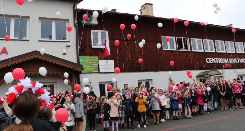 W Długosiodle pofrunęły biało-czerwone balony. / Zdjęcie: GCIKSiR w Długosiodle 