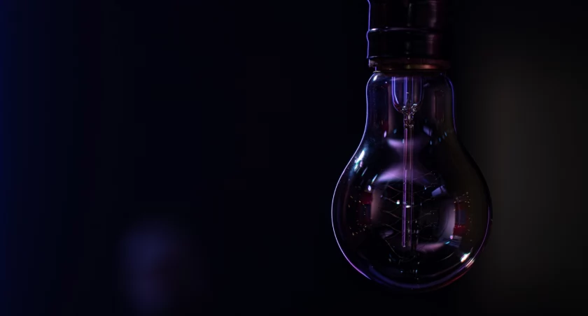 Przerwy w dostawie energii elektrycznej obejmują kilka powiatów. / Zdjęcie: freepik.com
