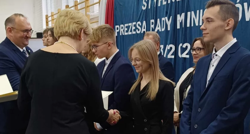 Uczniowie szkół średnich z powiatu wyszkowskiego odebrali stypendia. / Zdjęcie: ZDZ