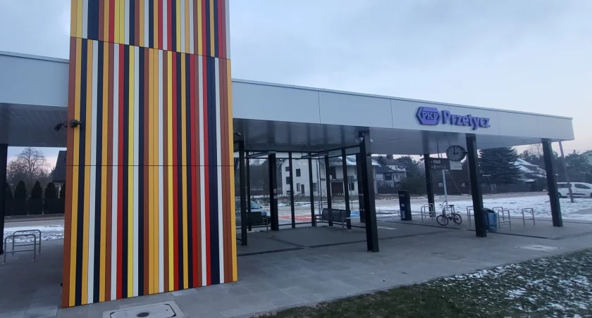 Dworzec wyróżnia się kolorową elewacją wykonaną z płyt laminowanych. /Zdjęcie: PKP
