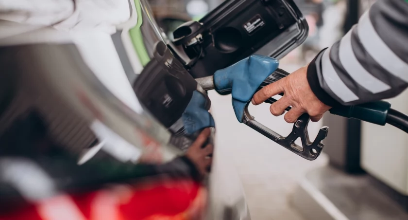 Auto i wizerunek złodzieja nagrał monitoring stacji. / Zdjęcie: freepik.com