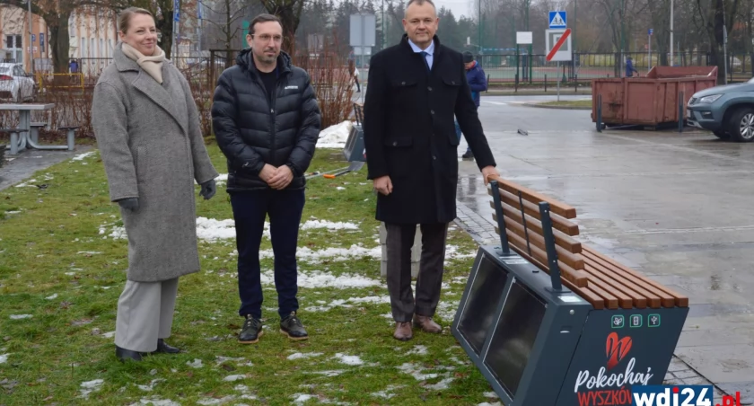 Nowoczesne ławki solarne są montowane na placu Miejskim. / Zdjęcie: wdi24.pl